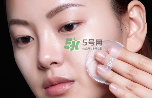 硅膠粉撲和海綿粉撲哪個(gè)好？硅膠粉撲和美妝蛋哪個(gè)好