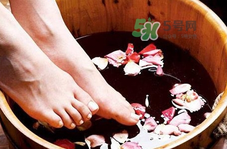花椒水泡腳能降血壓?jiǎn)?？泡腳是干花椒好還是鮮花椒好