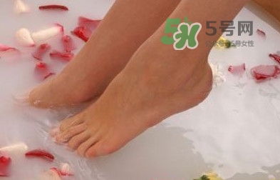 花椒水泡腳能降血壓?jiǎn)?？泡腳是干花椒好還是鮮花椒好