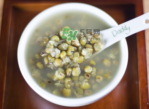 綠豆湯和牛奶能一起吃嗎？喝綠豆湯同時可以喝牛奶嗎？