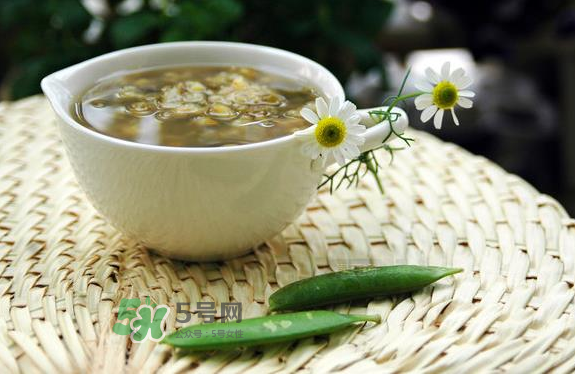 綠豆湯和西瓜可以同時吃嗎？綠豆湯可以和西瓜一起吃嗎？