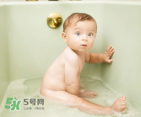 寶寶濕疹可以洗澡嗎？新生兒濕疹可以洗澡嗎？