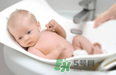 寶寶濕疹可以洗澡嗎？新生兒濕疹可以洗澡嗎？