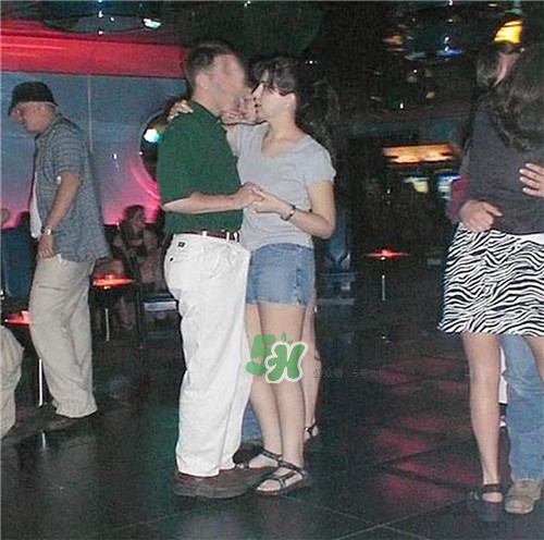 男人在公眾場(chǎng)合勃起如何化解尷尬？