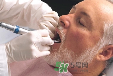 牙齒松動吃什么藥有效？牙齒松動是缺鈣嗎