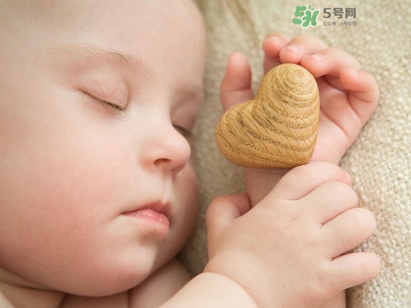 什么時(shí)候跟孩子分床睡好？嬰兒跟父母分房睡還是分床睡？