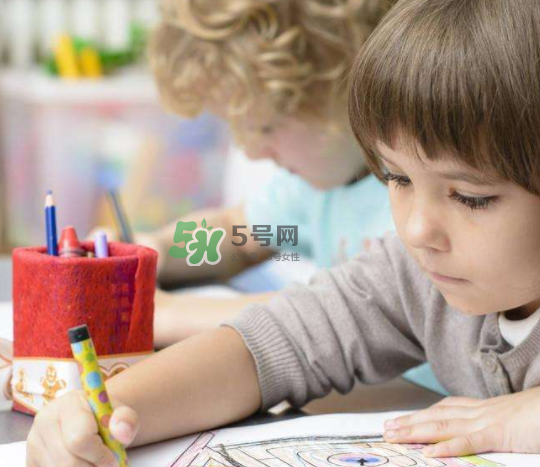 暑假孩子不寫作業(yè)怎么辦？暑假不想寫作業(yè)怎么教育？