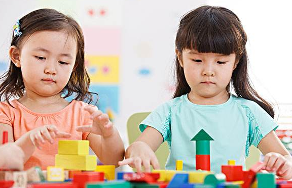 孩子在幼兒園受欺負(fù)怎么辦？孩子在幼兒園不合群怎么辦？