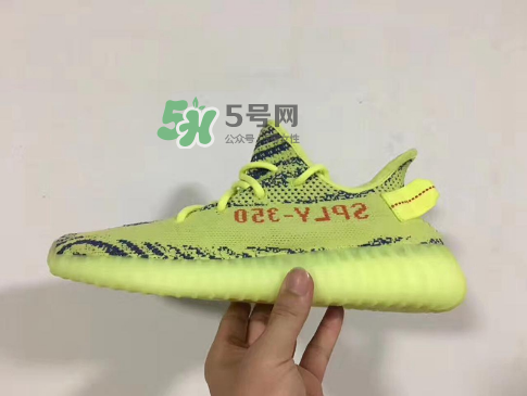 adidas yeezy boost 350 v2黃斑馬是夜光的嗎？