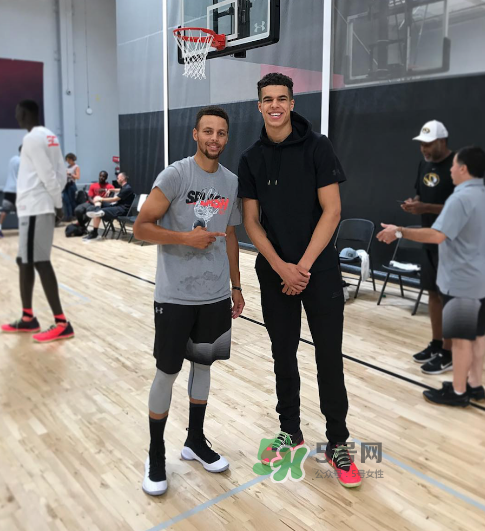 under armour curry4黑白配色什么時候發(fā)售？庫里第四代戰(zhàn)靴發(fā)售日期