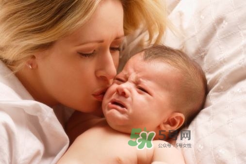 新手爸媽必看，七天教小嬰兒戒夜奶一覺到天亮