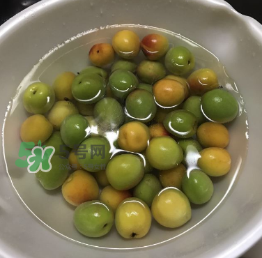 自制青梅酒的做法 青梅酒泡多久可以喝？