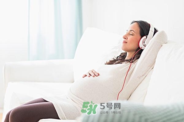 音樂胎教是媽媽聽還是放在肚子上？胎教音樂有哪些？