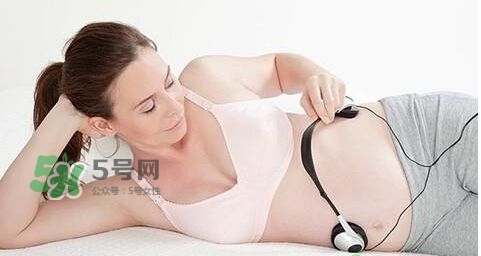 音樂胎教是媽媽聽還是放在肚子上？胎教音樂有哪些？