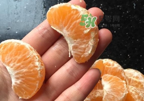 橘子里的白絲能吃嗎？橘子瓣上面的白絲吃了有什么好處？