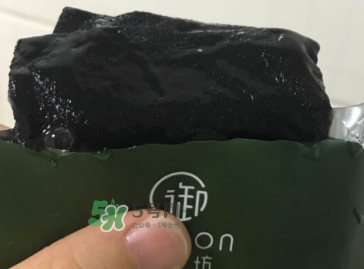 御泥坊水潤茶萃微囊黑面膜怎么用？