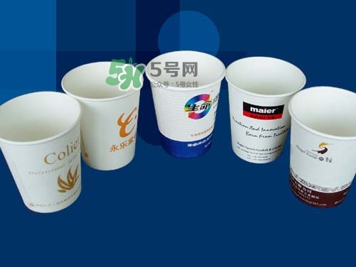 一次性紙杯可以裝開水嗎？能不能用一次性紙杯喝熱水？