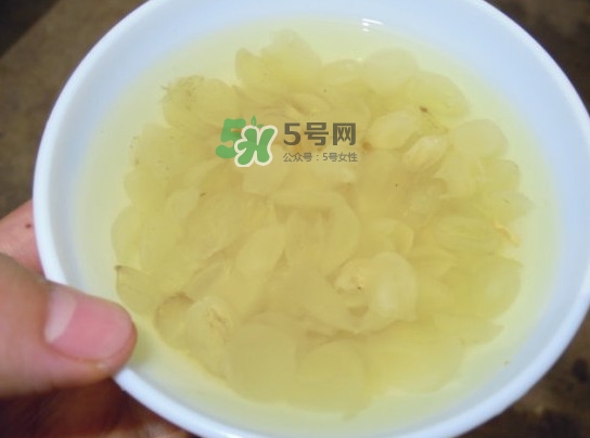 皂角米可以用熱水泡嗎？皂角米用冷水泡好還是熱水泡好