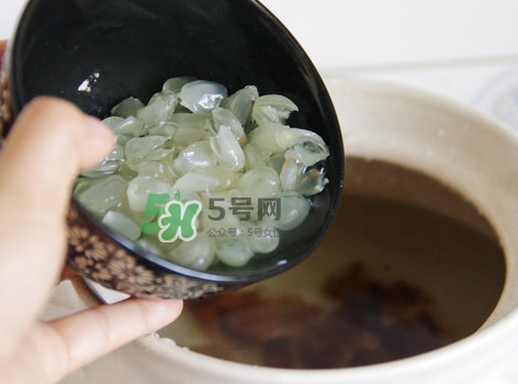 泡皂角米的水要倒掉嗎？泡皂角米的水有什么作用