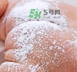 寶寶用爽身粉有危害嗎？爽身粉對(duì)寶寶有什么危害？