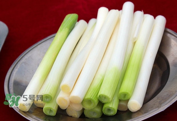 大蔥有青蟲怎么去除？大蔥有白斑是什么原因