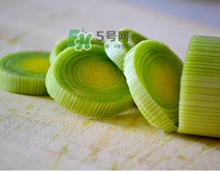 大蔥怎么切不辣眼睛？大蔥怎么做好吃