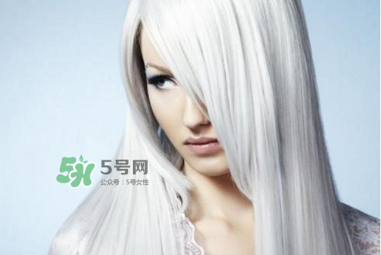 頭發(fā)白是什么原因引起的？頭發(fā)白吃什么能變黑？