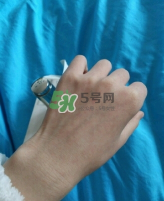 olay淡斑小白瓶和olay光感小白瓶哪個好？