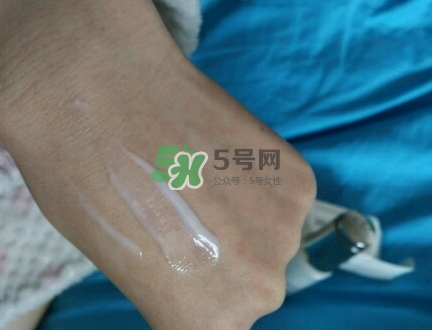 olay淡斑小白瓶和olay光感小白瓶哪個好？