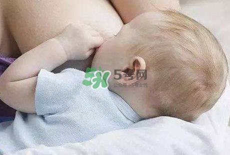 母乳喂養(yǎng)會(huì)積食嗎？純母乳喂養(yǎng)的寶寶會(huì)積食嗎？