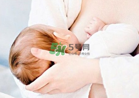 母乳喂養(yǎng)會(huì)積食嗎？純母乳喂養(yǎng)的寶寶會(huì)積食嗎？