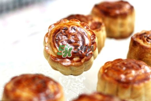 月餅烤裂了什么原因？月餅烤的時(shí)候?yàn)槭裁磿?huì)變形？
