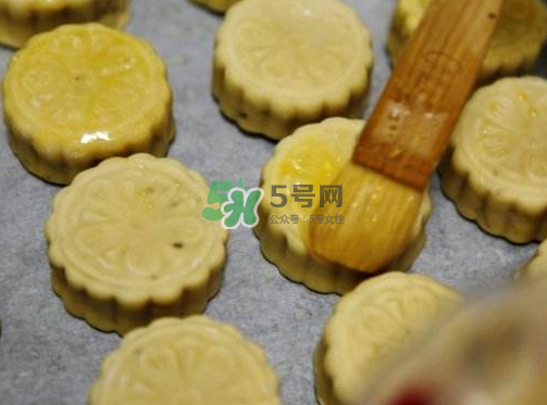 烤月餅刷蛋液還是蛋黃？月餅刷蛋液是全蛋液嗎？