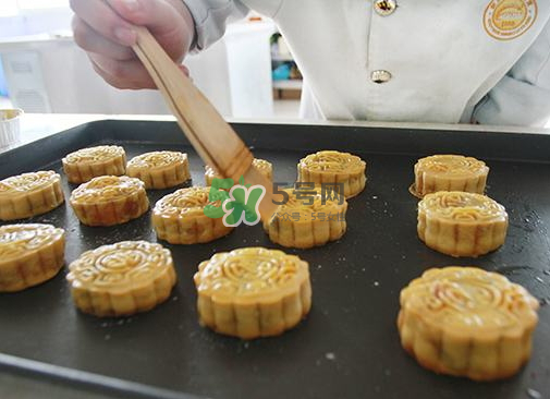烤月餅刷蛋液還是蛋黃？月餅刷蛋液是全蛋液嗎？