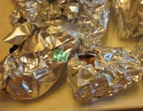 錫箔紙可以放微波爐嗎？錫箔紙可以放入烤箱嗎