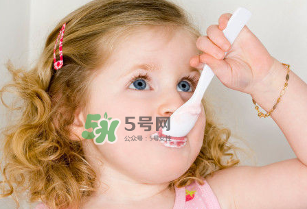 一歲后的寶寶如何喂養(yǎng)？寶寶喝牛奶好嗎？