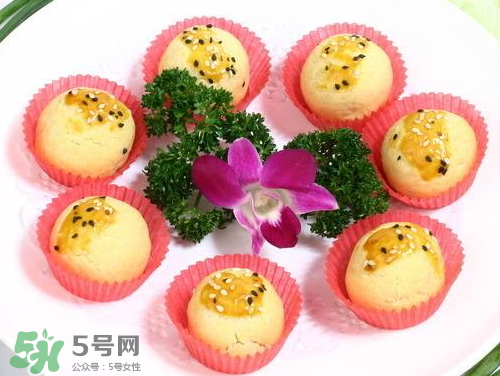 為什么蛋黃酥的皮很硬？蛋黃酥油皮太硬怎么辦？