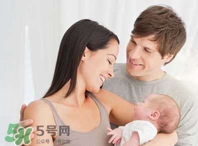 抱新生兒可以晃動(dòng)嗎？抱新生兒的正確方法圖