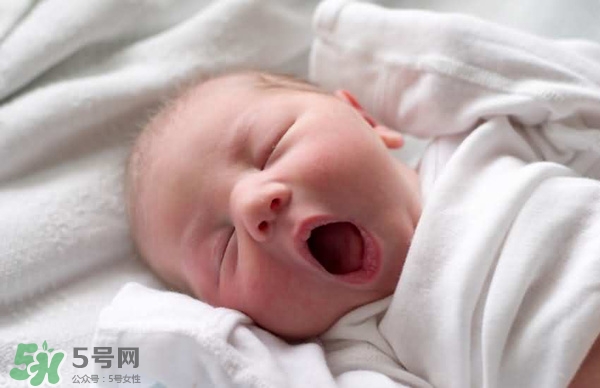 寶寶驚厥是什么癥狀？如何區(qū)別寶寶驚厥和驚跳？