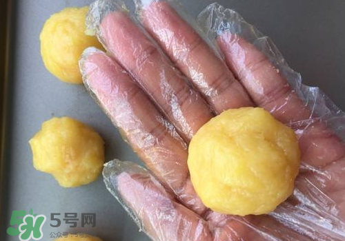 蛋黃酥油皮怎么揉出膜？蛋黃酥油皮不出膜怎么辦？