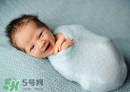 剪臍帶時寶寶會不會疼？剪臍帶寶寶疼嗎？