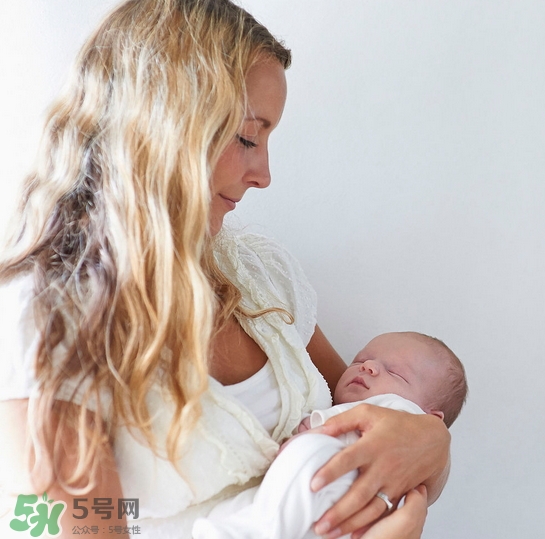 新生寶寶怎么抱？新生寶寶可以豎著抱嗎？