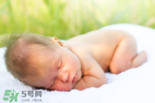 寶寶曬太陽(yáng)后出濕疹正常嗎？寶寶曬太陽(yáng)會(huì)出濕疹嗎？