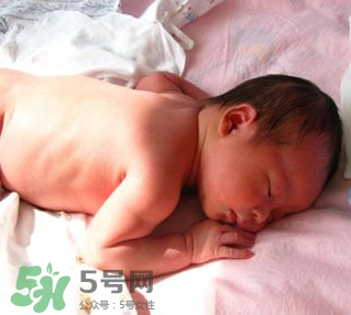 寶寶曬太陽(yáng)后出濕疹正常嗎？寶寶曬太陽(yáng)會(huì)出濕疹嗎？
