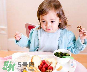 怎么培養(yǎng)寶寶自己吃飯？如何培養(yǎng)寶寶自己吃飯