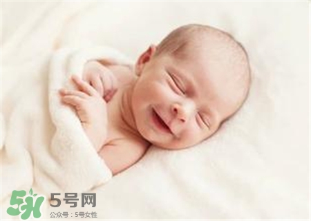 寶寶驚跳是什么癥狀？寶寶驚跳反應(yīng)怎么安撫？