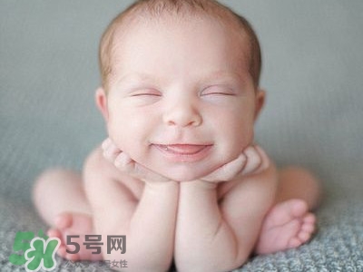 寶寶剛出生可以喝奶粉嗎？剛出生的寶寶喝多少奶粉？