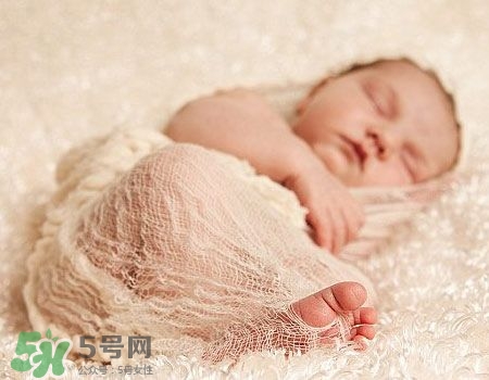 寶寶剛出生可以喝奶粉嗎？剛出生的寶寶喝多少奶粉？