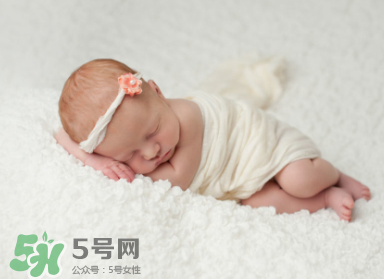寶寶驚跳是什么癥狀？寶寶驚跳反應(yīng)怎么安撫？