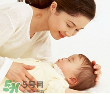 寶寶驚跳是什么癥狀？寶寶驚跳反應(yīng)怎么安撫？